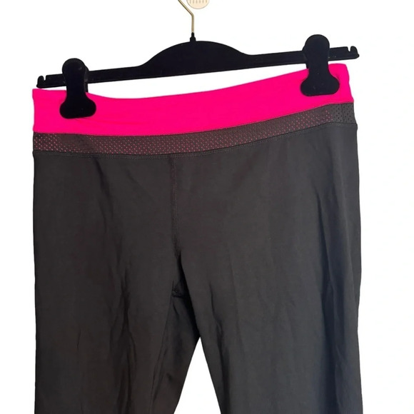 Like New Forever 21‎ Atheltic Workout  Stretchy Capri Pants Black Pink Band Sz L - Picture 2 of 10